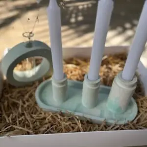 סט מגש, פמוטים ואגרטל מבחנה מבטון פולימרי בסגנון שיש ירקרק