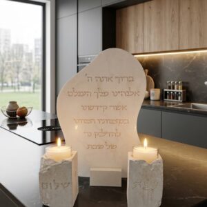 ברכת הדלקת נירות שבת עם פמוטים מסותתים